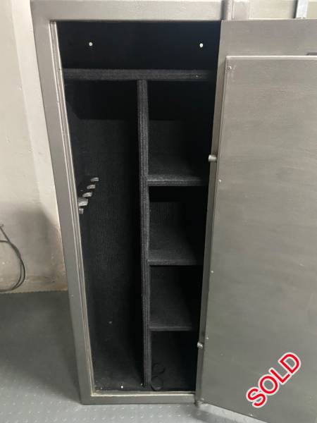 4 Rifle safe with lots of storage, 4 Rifle safe with lots of storage