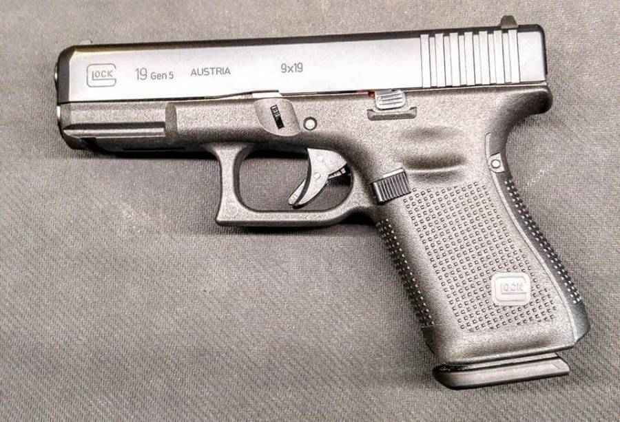 Glock 19 gen 5 for sale , Like a new Glock 19 gen5 9mm. 
It Will come with 3 magazines (2 OEM and 1 Magpul), 
the original box and all original accessories as shown
Caliber 9mm Luger (9x19)
Action Striker Fire 
contact only through telegram @geprufter_Stecker 
or email bankgunpawn.dave@gmail.com
can only be delivered discreetly or posted. 