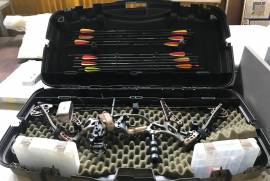 Hoyt Vtec Compound bow kit, Hoyt Vtec Compound bow kit for sale
Left handed
Draw strength 70-80 Pound
Draw lenght 26-28.5 inch
5 Pin sight
Cobra release
6 Arrow quiver
Hard case 
20 Arrows
Various accessories and heads
 