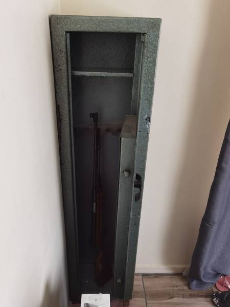 Rifle safe , 6 rifle holder safe for sale
1400mm x 350mm
Rifel space 1200mm 
2500 neg 
Please contact on Whatsapp 0744609007 or 0815586487