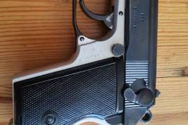 Luger M 380 9mm Short, Luger M 380 9mm Short, very little used. Included 4 magazines and 2 holsters. R2500 onco.