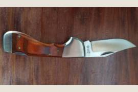 Lakota Rostfrei Folding Knife, Lakota Rostfrei folding knife - 15 cm with wooden handle with clip on. 
Includes Laso leather sheath
Delivery is not included in the price