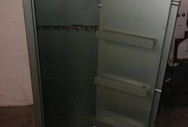7 rifle safe, 7 rifle safe
1500(h) x500(w)x430(d)
Larger than a normal safe
Has shelving on the door and top shelf
X1 key