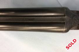 Double Barrel side by side shotgun, This 12 gauge side by side shotgun is in excellent condition. It is little used. The owner used it occasionally for hunting ducks.