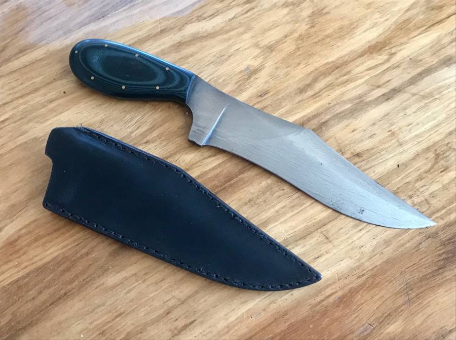 Darkwing Blades Custom double edged fighter, Darkwing Blades custom fighter made by De Wet van Zyl, 18cm blade with a 15cm main edge and 10cm back edge

Steel is 1095 with hamon (differential heat treatment) with G10 handle 

Knife comes with a custom leather sheath

R1600 price includes shipping postnet to postnet