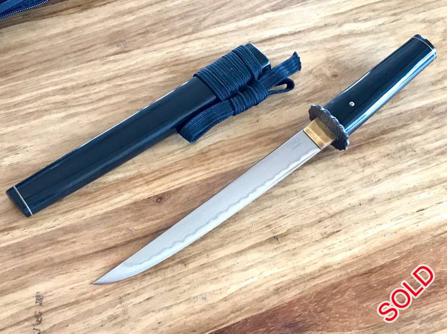 Dave Skinner Custom Tanto, Dave Skinner Custom tanto. 

Blade is made from W2 steel, differentally heat treaded with the most beautiful hamon

Guard is Damascus 

Handle and says is made from buffalo horn (handle has a slight crack but has been stabilized professionally)

Price is R2200 and includes postnet to postnet