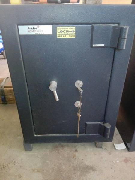 Safe, Category 3 Safe, /like new, Cat 3 Safe, Austen Category 3 safe, Like new, H900 x W660 x H800, new locks, Delivery can be arranged at extra cost. 0797709109