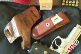 Taurus 40 S&W Stainless steel, Taurus 40 S&W
Leather holster
Extra mag in leather holster
Re-loading die set + extra crimping die
Both mag's fully loaded
Empty shell's
Black nylon carry bag