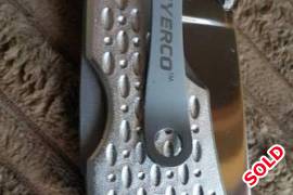 R350.00 Meyerco spring assisted opener, Blackie Collins design Meyerco assisted opening folder.
Total length: 155 mm
Blade length: 70 mm
Belt Clip
Lock-back
Opening nut