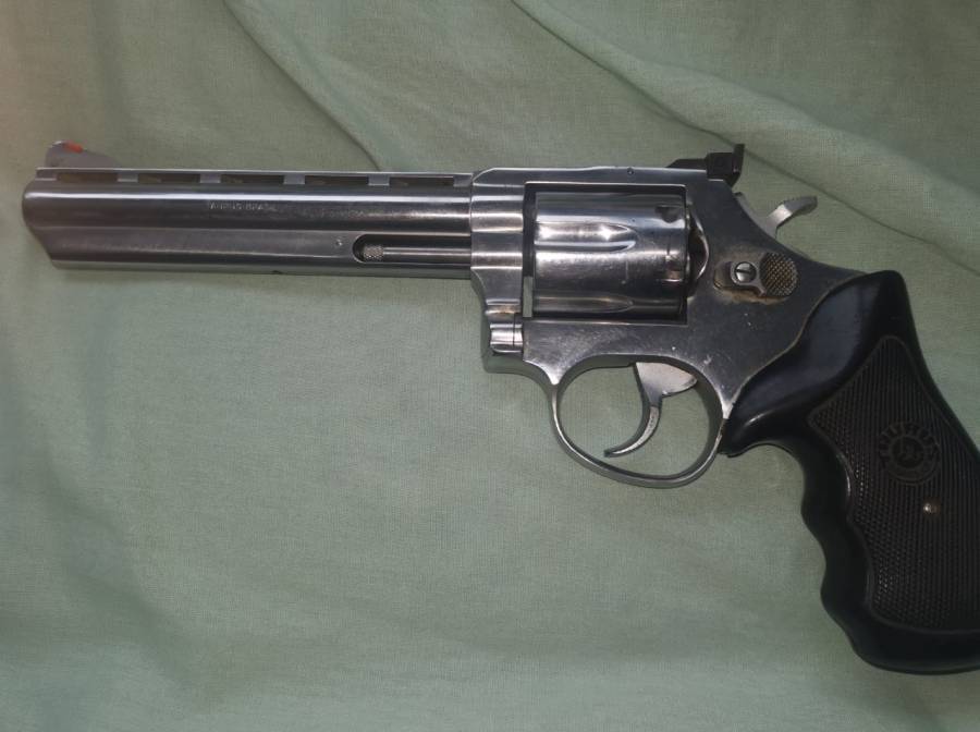 Taurus 357 magnum 6 inch, 357 stainless steel tauras magnum with two holsters very good condition .