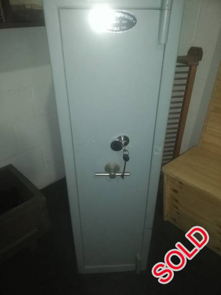 4 rifle safe with shelving- R2400