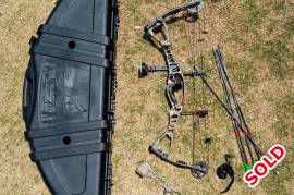 hoyt alphamax 35 compound bow RH, Hoyt Alphamax 35 compound bow 60-70lbs includes a trophy taker drop away arrow rest, octane stabilizer, 5 pin hogg sight, hard carry case, 5 arrows, hoyt quick detach quiver and a Scott trigger release looking for R5000 neg whatsapp me on 074858zero365 or call 07911one1911