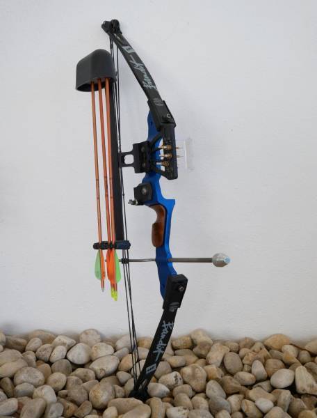 PSE Bandit youth bow, Comes with 3 arrows, one of which is missing its clip at the back. 