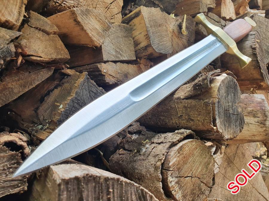 Medieval Dagger, Forged from 1095 carbon steel and heat treated to 56-58 Rockwell. Through tang with a brass and rosewood hilt. Overall length approximately 45cm. Sheath included, shipping excluded.