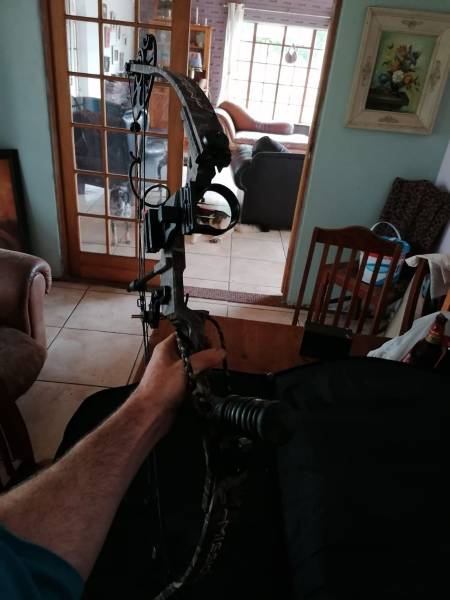 Compound bow, Compound bow in very good condition, barely been used.
includes extras seen in photos 
Price: R5000 negotiable