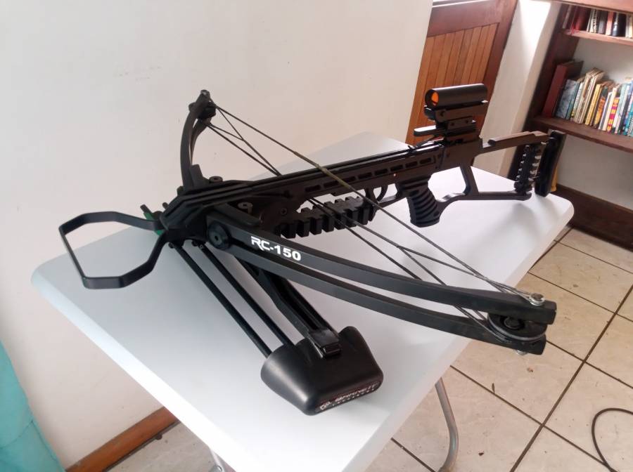 Barnett RC 150, Barnett RC 150 crossbow with red dot scope , quiver and arrows. R2500. 