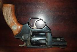 Revolver, Astra .32 smith and wesson long 6shot revolver comes with speed loader and holster and about 150 rounds
price is neg