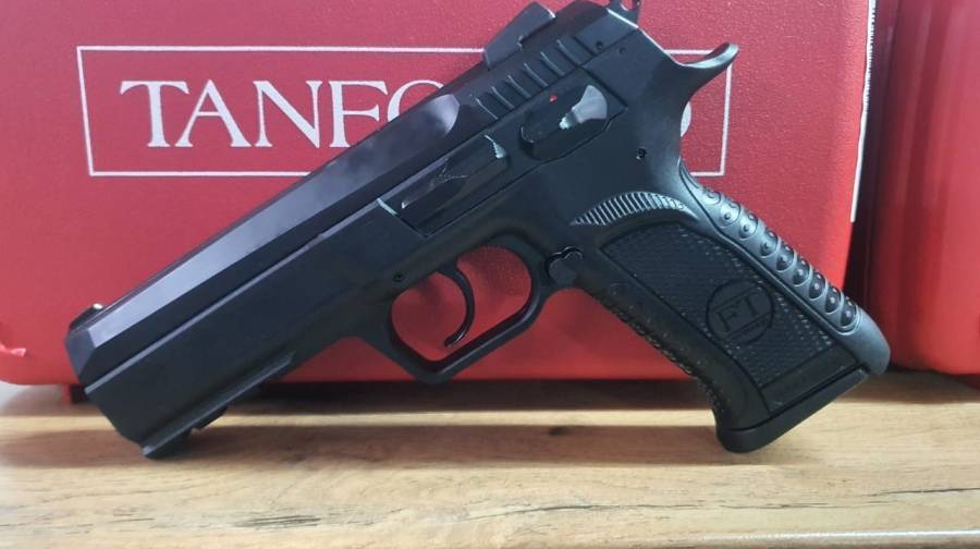 Tanfoglio Police Force Cal 9×19 / 9mm para, This model of pistol has been chosen by a lot of professional and police users worldwide: it’s reliable, lightweight, ergonomic and sturdy.