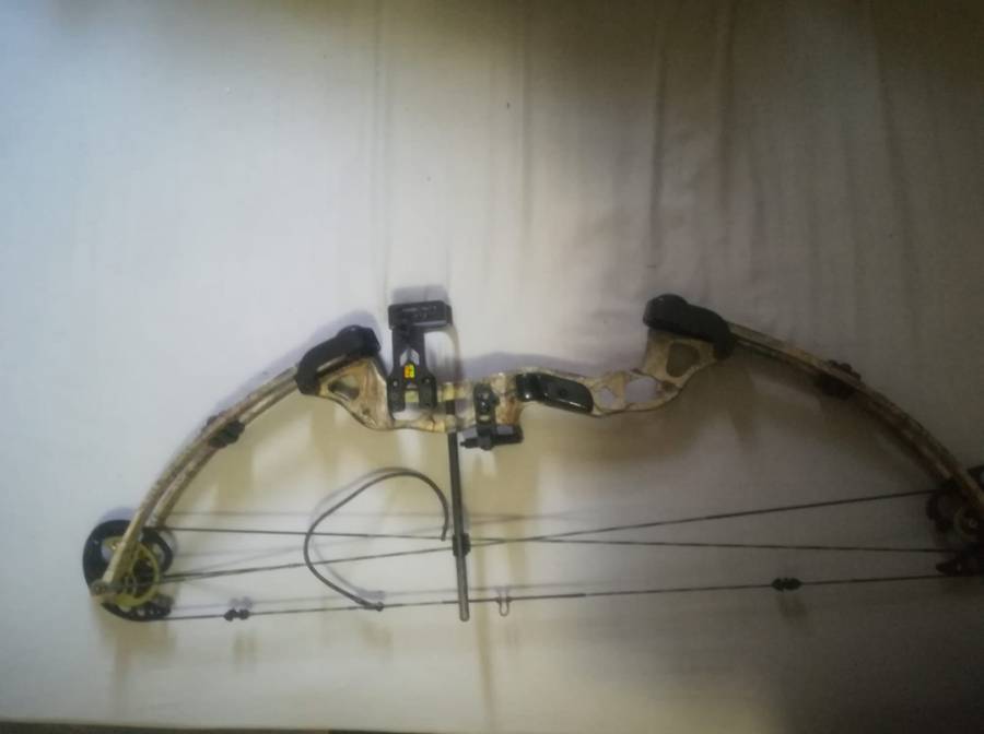 Hoyt Bighorn + Extras, Hoyt bighorn compound bow.
Carry Bag.
Rubber core target.
Scott trigger.
Octane arrow rest.
Arrow fletcher.
2 Arrows.

All items in very good condition. Reason for selling, I rarely get time to use the bow anymore. R5000, slightly negotiable.