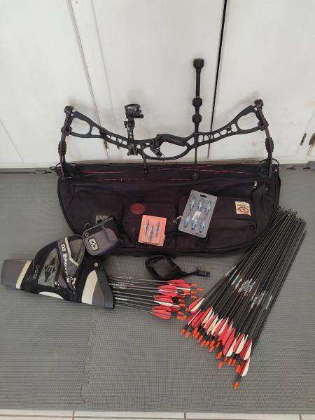 Barely used Hoyt CRX 35, Less than 1 000 Shots. Used for target practice. 33 total arrows 20 not used. All inclusive pacage.