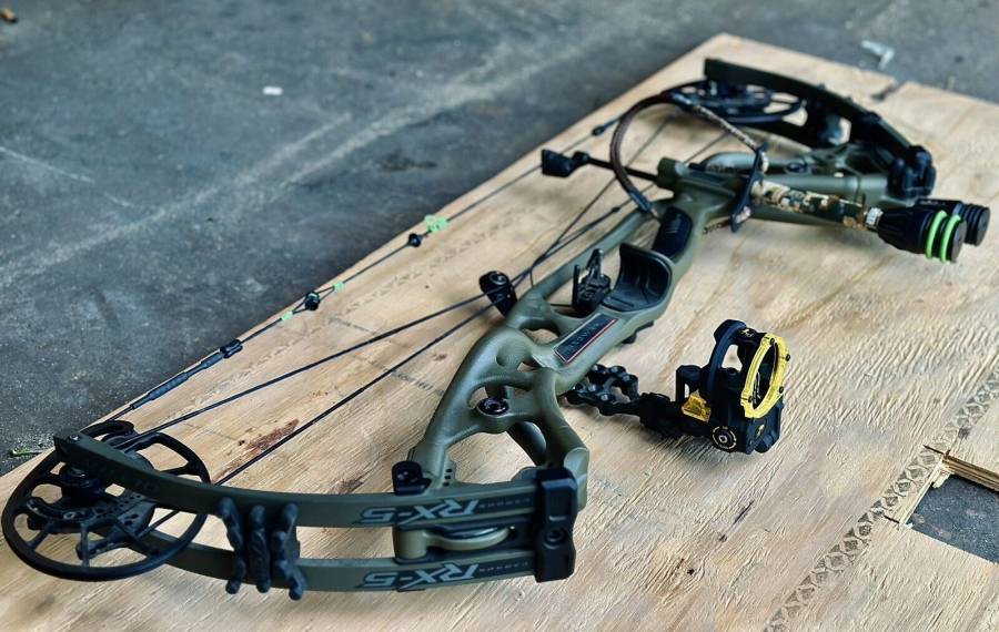 GORGEOUS Hoyt Carbon RX-5 Ultra Bow Package- 55/65, This is a stunning Hoyt Carbon RX-5 Ultra Bow Package in the Wilderness color. This right-handed bow
is made of high-quality carbon fiber and has a draw weight of 55lbs. It is perfect for bow hunting and
has a draw length range of 27 through 32