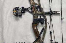 Hoyt Carbon Defiant 34, Complete High-End Hunting, This high-end compound bow is in excellent condition, carbon fiber body, with little to no wear on the
body/strings.
Adjustable draw strength, from 30-80lbs. Adjustable draw length from 25 inches to 31 inches. Comes
equipped with an upgraded arrow rest, index finger release, upgraded Trophy Ridge sight, a Tight Spot
carbon fiber hunting quiver, (10) VForce Victory Arrows, and a Hoyt stabilizer. All of this is stored
in a water proof SKB hard-case.