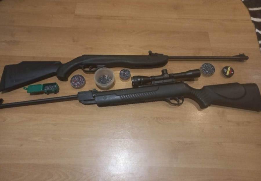 2 airguns , Selling 2 airguns a crosman phantom and a hatsan mod.80 with one scope
They are both 4.5mm and they come with pellets 

Both are en great condition i dont use them anymore
