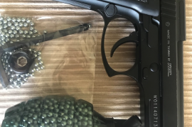 Beretta KMB-15 45mm steel-ball BB Gun, I replace my Beretta with a JPX6. This gun was bouhgt for self defence and have been used a few times during practice only.
Semi - and Full Auto features with safety-clip.
Additional Magazine included, 4 Gas cannisters and a full 