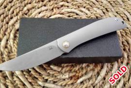 S35vn Steel Front Flipper knife, amazing action, In excellent condition with box, it has buttery smooth drop shut action and is very fidget friendly.

 If you want some additional images or an action video contact me via email or whats app Collect in cape town or I can ship via postnet for R99