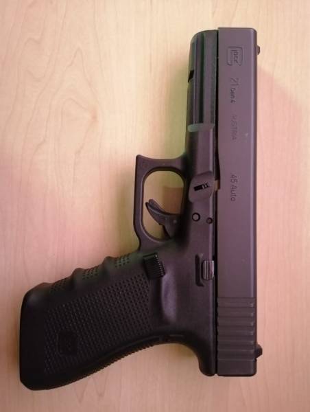 Glock 21 Gen4 plus 5 magazines, Selling my GLOCK 21 Gen4 condition is as new, less than 200 rounds fired.
Package includes 5 magazines total, original box, grips and accesories and fitted 2kg connector.