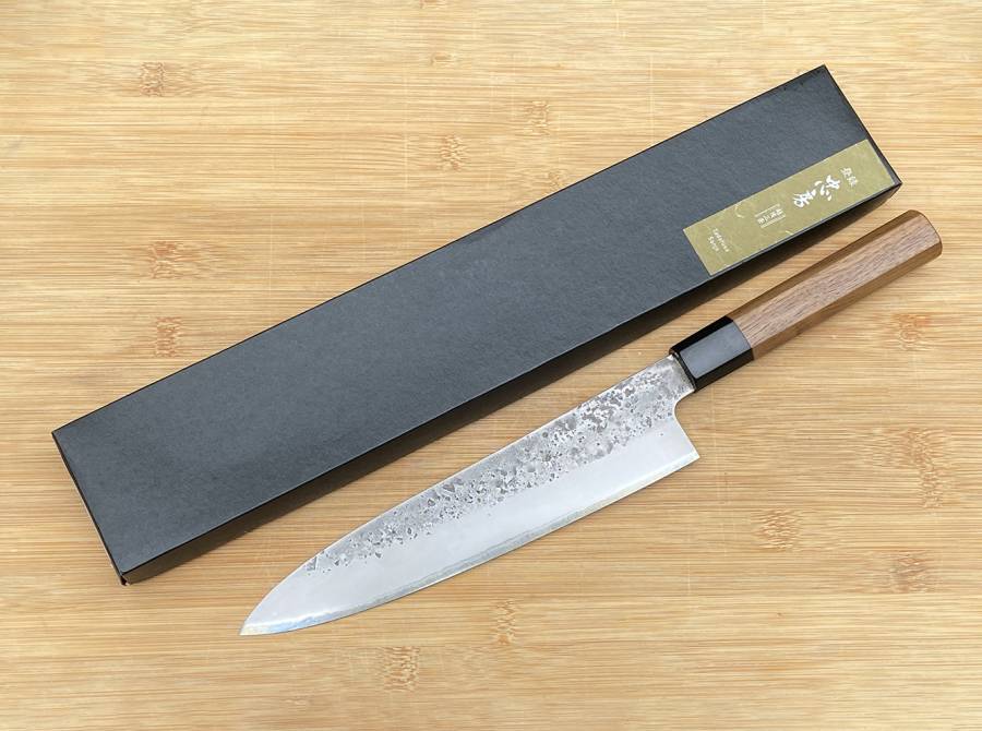 Tadafusa 210mm Gyuto Chef Knife, Tadafusa custom. Aogami #2 (Blue Paper Steel) core with a stainless cladding. With walnut handle and buffalo horn ferrule

Price includes shipping

Payment can be made at the end of the month if interested
Please WhatsApp for more images or videos. 