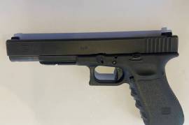 GLOCK 17L GEN3 9MM PARA PISTOL , Austrian manufactured 17-shot 9mm parabellum pistol.

This is the long-slide version of the Glock 17. The pistol

is fitted with Trijicon tritium sights. The pistol is in good

original condition.
