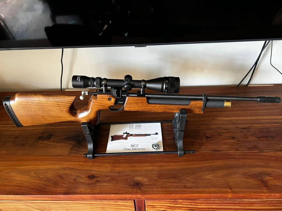 CZ 200 S pneumatic airgun, CZ 200 S pneumatic airgun in excellent condition and very accurate.
Including Scope
Including cylinder adapter
Inlcuidng magazine conversion kit
 
Less than 200 shots fired.