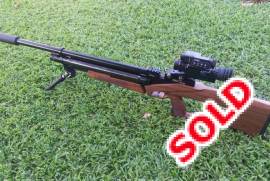 60FPE Jkhan PCP, 

Air Rifle JKHAN Noblesse Iluda N400 60FPE

ONLY RIFLE
Full Length 960mm
Air Capacity 400cc
Weight 3.78 kg
Power 60FPE with 34gr – 895FPS with very flat shot string or 950FPS (67fpe) – Korean cliff
Includes Fill nipple, shrouded silenced barrel, 2x 10 shot magazines, threaded shroud end for the additional silencer (1/2″UNF)
Excludes Scope, bi-pods, scope mounts, silencer


