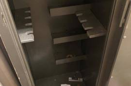 7 rifle Gun safe, Gun safe with rack for 3 rifles on the right and 4 on the left.

There are 4 shelves for handguns/ammunition/accesories/clean kit against the back-wall.

(Price is negotiable/open to offer)

WhatsApp/SMS only, NO phone calls.