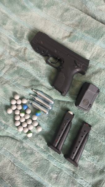 Byrna HD, Byrna HD 
12g C02 boost kit Attached
4× C02 cartridges
2× magazines
1× magazine carrier
+-28 balls

Reason for selling: no longer use it, need to save for work equipment