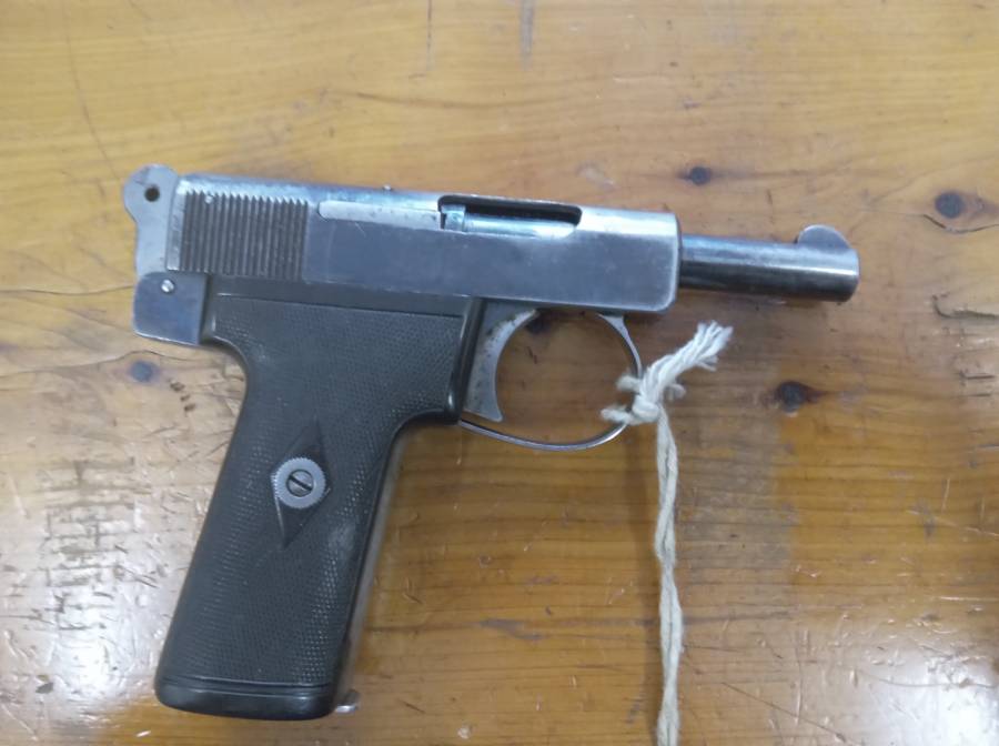 for sale, Webley &Scott (London & Birmingham) pistol cal 7.65mm (.32 ACP). The pistol is in good and working condition, except for the broken left handside grip. We were unable to find a replacement so far.