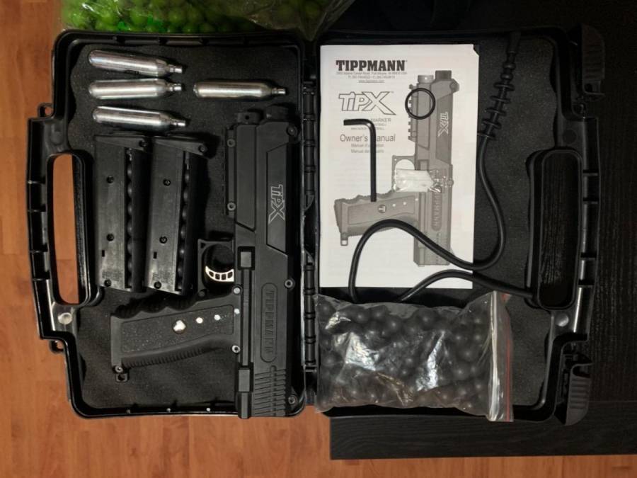 Tippmann TipX , Tippmann TipX paintball gun with carry case, leg holster, two magazines, 100 solid balls and 250 paint balls.
082 7690 414