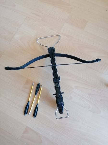 Basic beginners Pistol Crossbow 80lbs, Mini Pistol Crossbow for beginners, bow is like new since it's barely been used.
Comes with all attachments (Allen key too) and 3 arrows.
