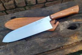 210mm hand forged carbon steel chef knife, G210 carbon steel chef knife

Hand forged 52100 carbon steel chef knife, full tapered Rhodesian teak handle and matching sheath.

Specifications

Blade length: 210mm
OA length: 338mm
Blade width at heel: 53mm
Blade thickness at heel: 3mm, 1mm 1” from tip.

R2782.00