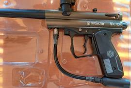 Spyder Victor Paintball Gun + Helmet, Barely used paintball gun. Comes with a mask and cannisters.