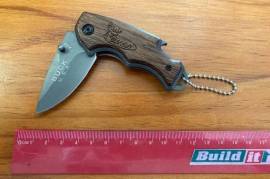 Buck Folding Blade Knife, Compact Buck folding blade knife. Like new, box slightly worn.